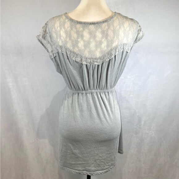 Oh Baby by Motherhood Maternity light gray lace detail top size medium - Picture 3 of 4